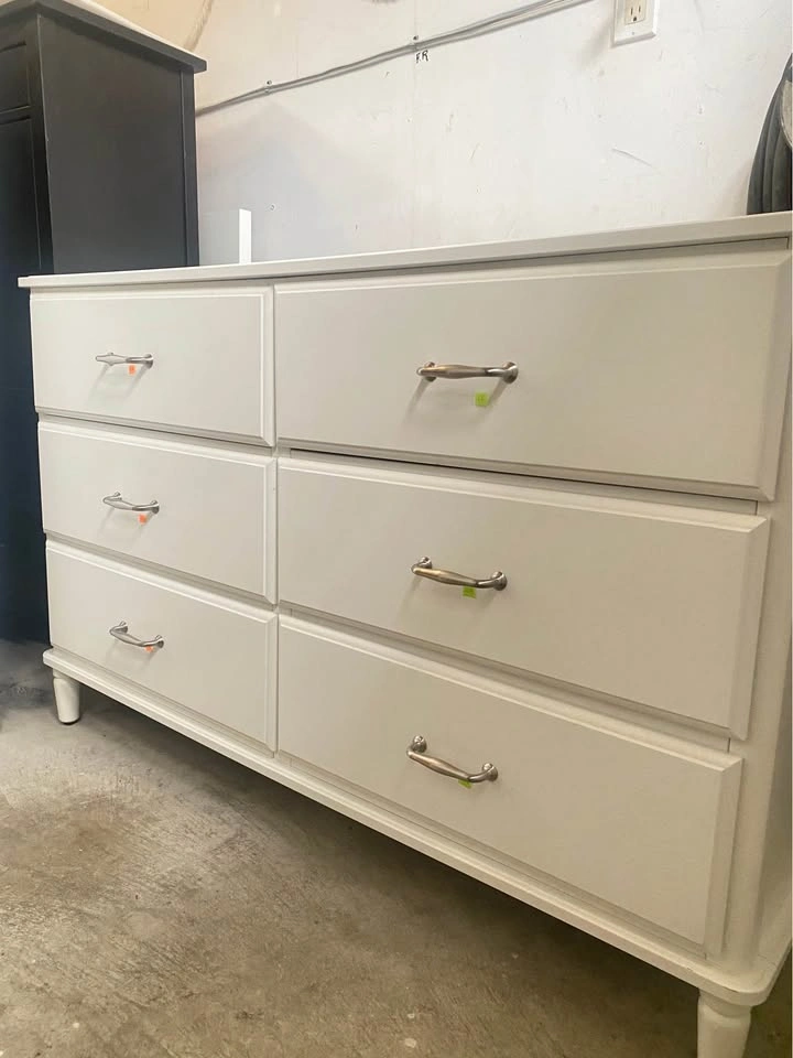 Elegant French-Style 6-Drawer Dresser - Like New & Sturdy - photo 2