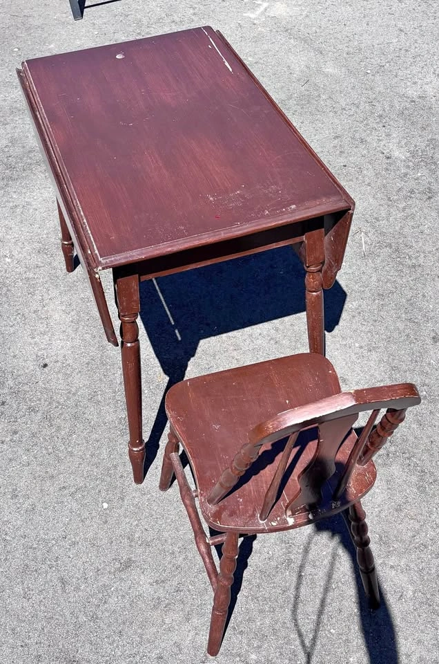 Vintage folding table with 1 chair