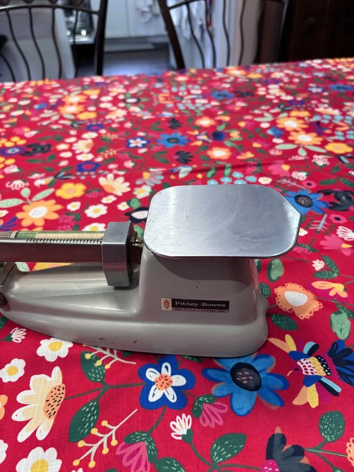 Vintage Pitney Bowes postal scale, likely Model 4900 - photo 2