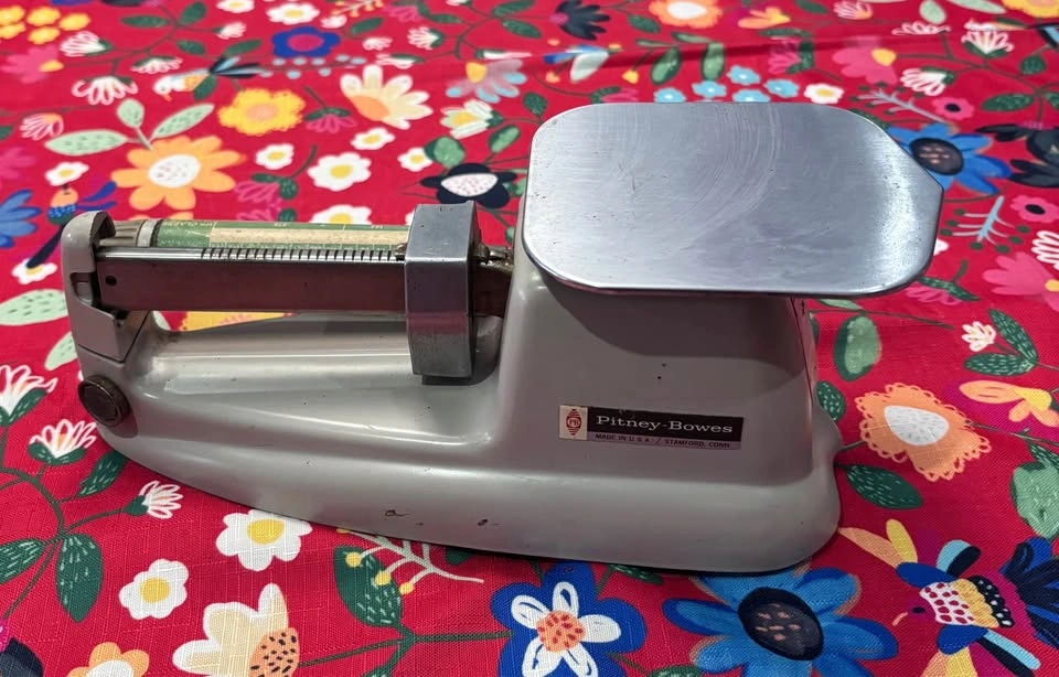 Vintage Pitney Bowes postal scale, likely Model 4900 - photo 3