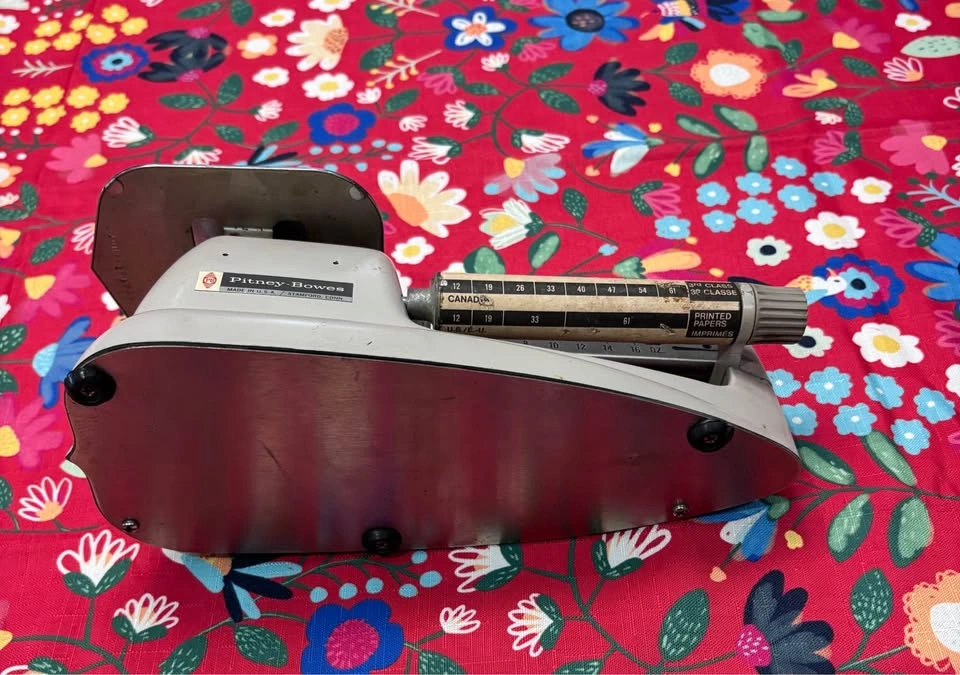 Vintage Pitney Bowes postal scale, likely Model 4900 - photo 5