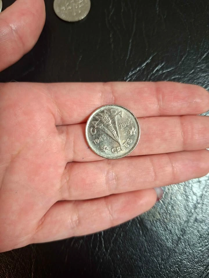 2005 Canadian 5-cent Victory Nickel (60th Anniversary) - photo 3