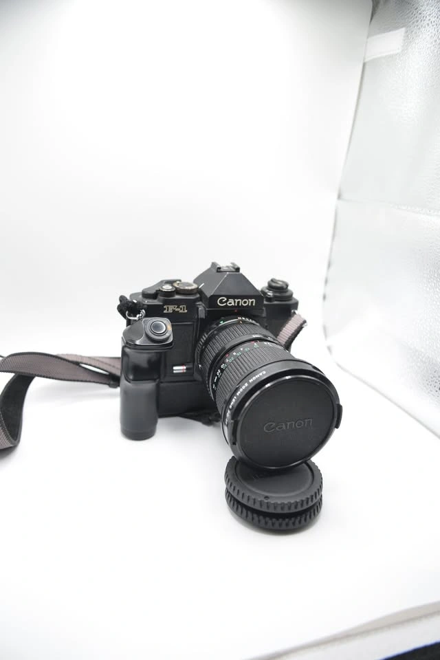 Canon F-1 Film SLR Kit (Tested) + 35-105mm & 80-200mm Lenses - photo 3