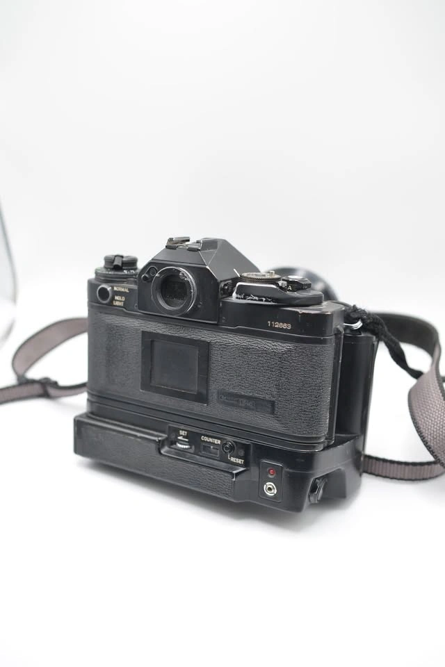 Canon F-1 Film SLR Kit (Tested) + 35-105mm & 80-200mm Lenses - photo 4