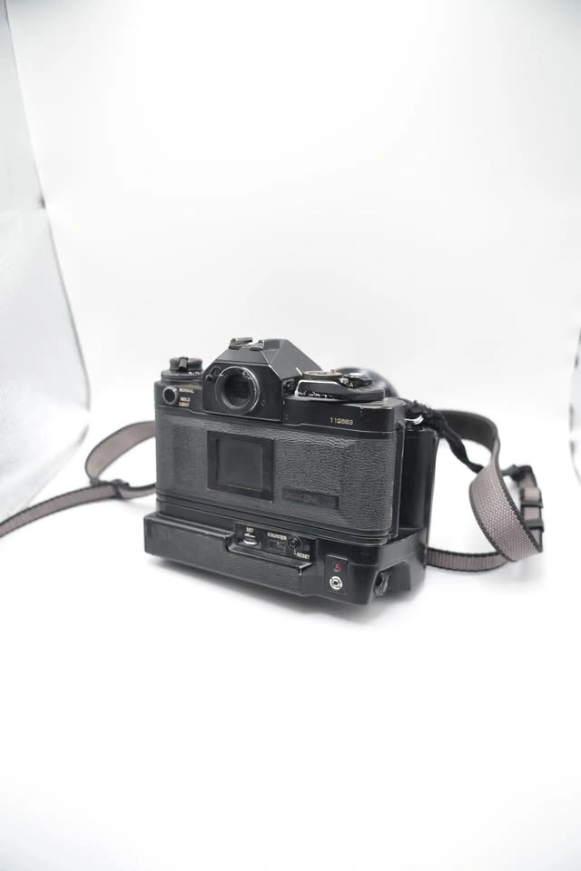 Canon F-1 Film SLR Kit (Tested) + 35-105mm & 80-200mm Lenses - photo 5