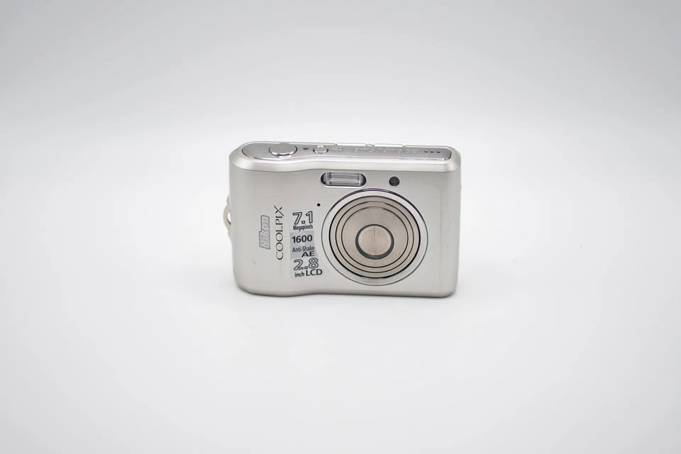Nikon Coolpix L16 compact digital camera