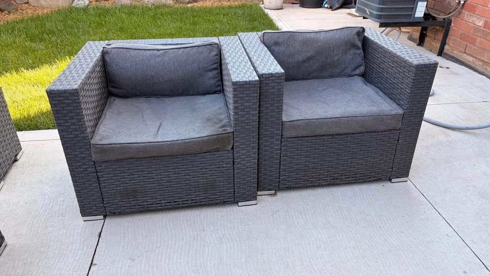 4 dark grey wicker patio chairs and side table - photo 3