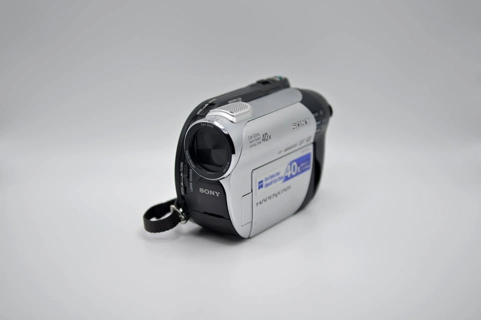Sony Handycam DCR‐DVD108 camcorder (Body Only)