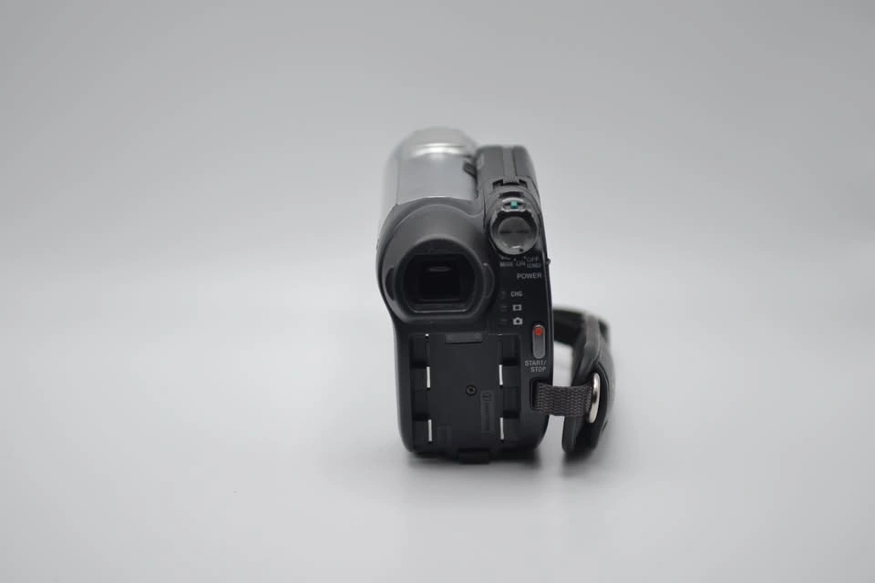 Sony Handycam DCR‐DVD108 camcorder (Body Only) - photo 3