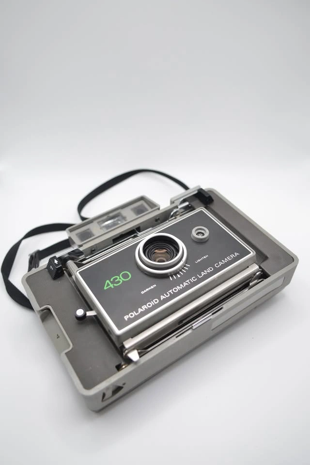 Polaroid Automatic Land Camera 430 – Vintage Instant Camera - photo 2