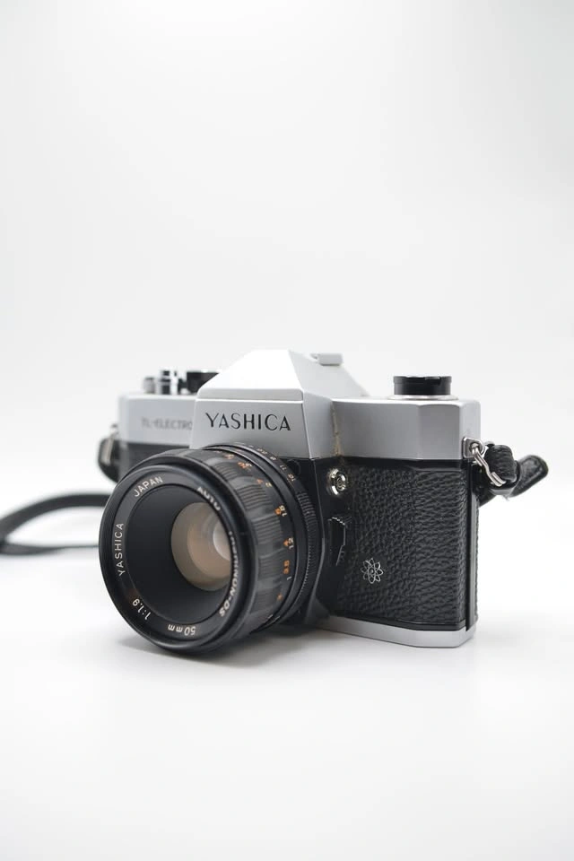 Yashica TL Electro 35mm Film SLR with Yashinon-DX 50mm Lens - photo 2