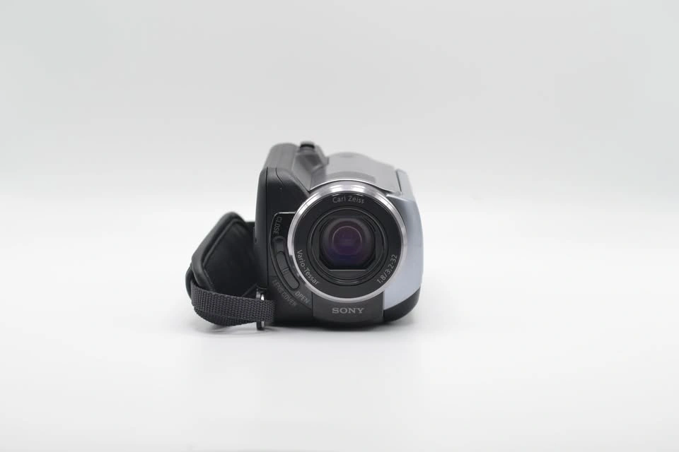 Sony HDR-XR100 Exmor Camcorder (Tested) - 80GB HDD - photo 2