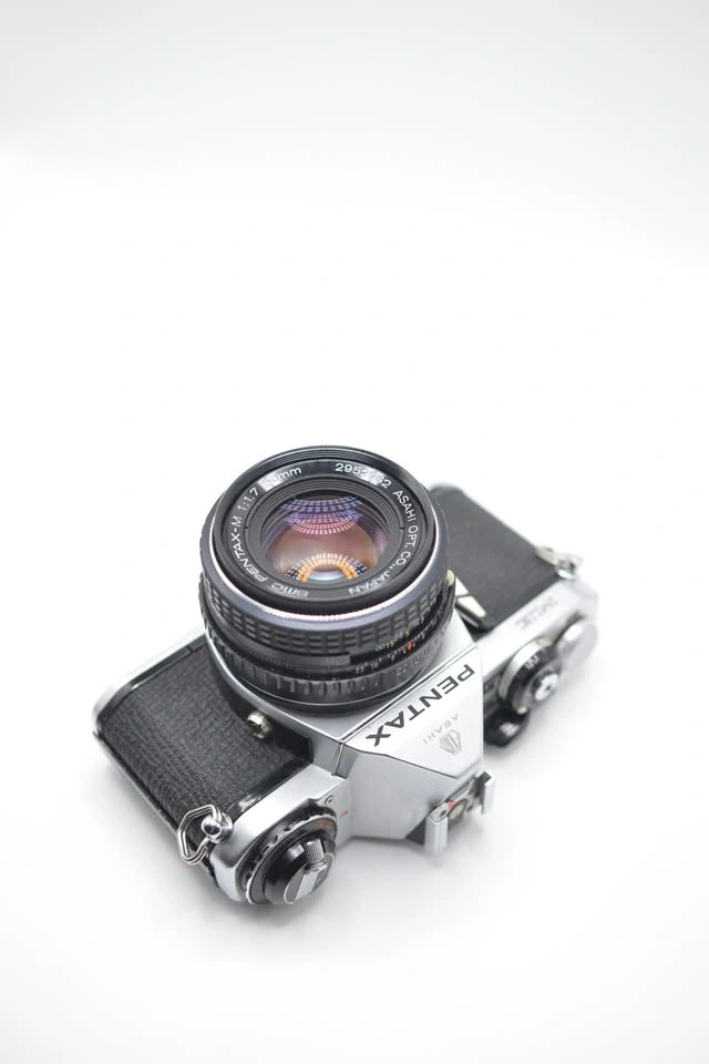 Pentax ME 35mm Film Camera Kit – 50mm f1.7, 200mm f4, Flash - photo 2