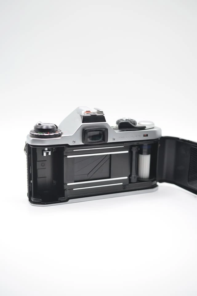 Pentax ME 35mm Film Camera Kit – 50mm f1.7, 200mm f4, Flash - photo 3