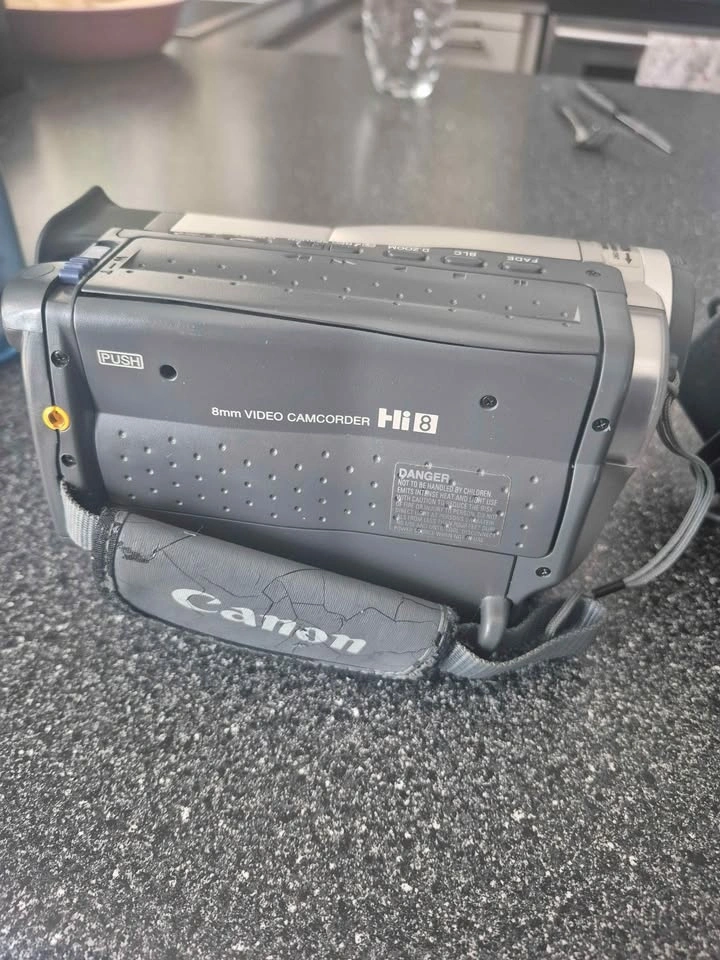 Canon ES75 Hi-8 Camcorder - photo 2