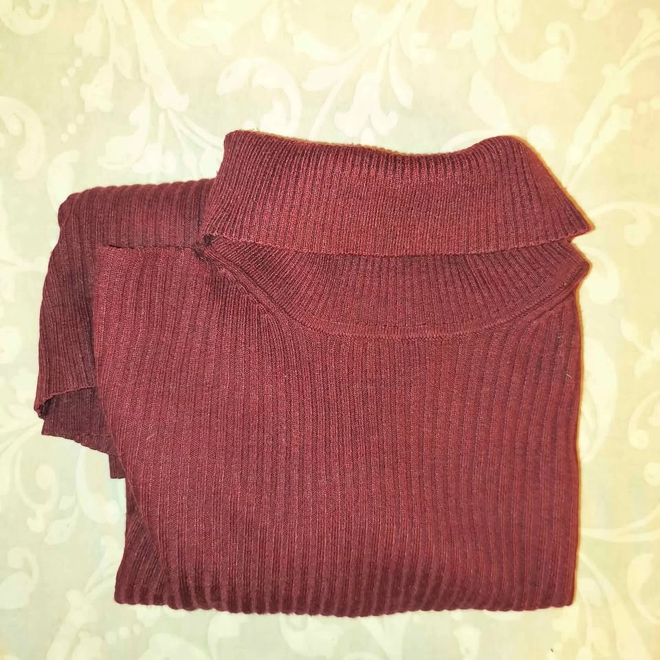 Maroon Ribbed Turtleneck Sweater - photo 4