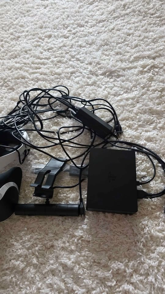 PlayStation VR PS4 Bundle + 2 Move Controllers + Camera - photo 2