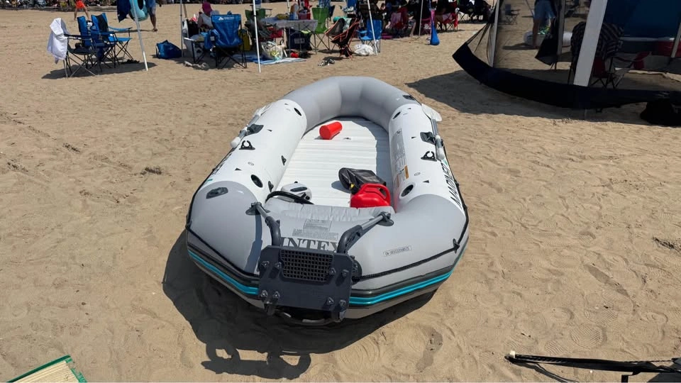 Intex Mariner 4 Inflatable Boat + 4HP Outboard Motor – Like New - photo 3