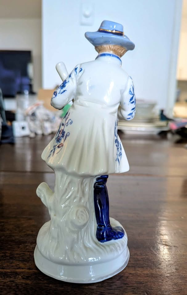 Vintage Ceramic Figurine of Man Playing Mandolin/Lute - photo 3