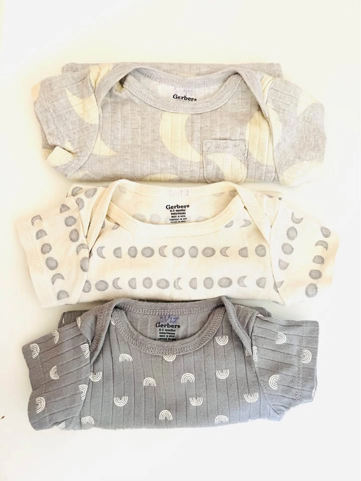 Bodysuit sets (0-3 months). 3 sets. - photo 5