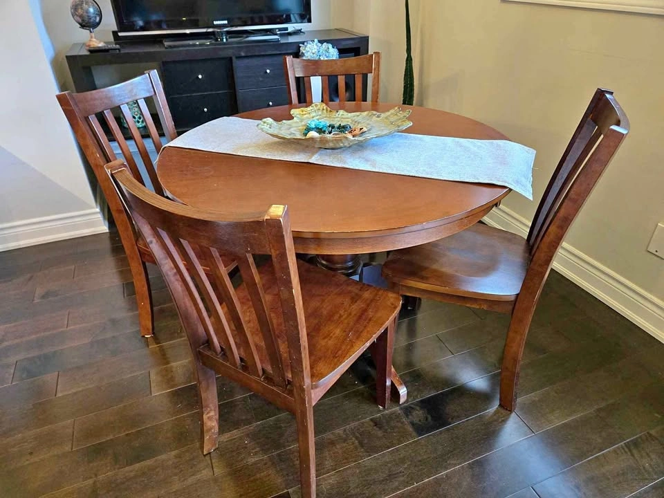 Round Pedestal Wooden Dining Table with 4 Chairs