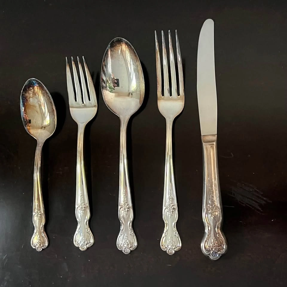 Vintage Rogers & Bro Silver-Plated Flatware Set (20 pieces) - photo 3