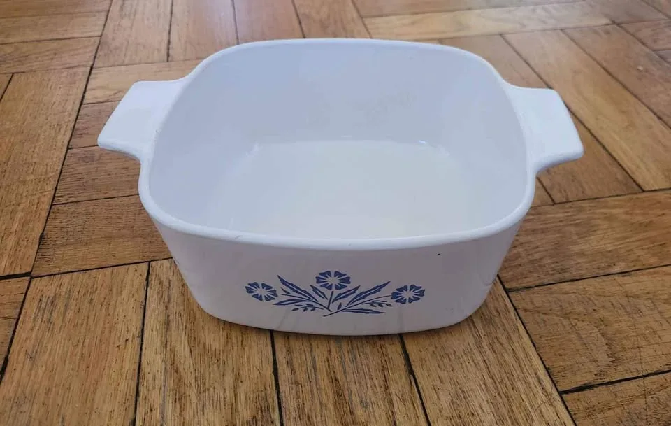 2 Vintage A-1 1/2 - B 1.5L Corning Ware Dishes with One Lid image indicator(3)