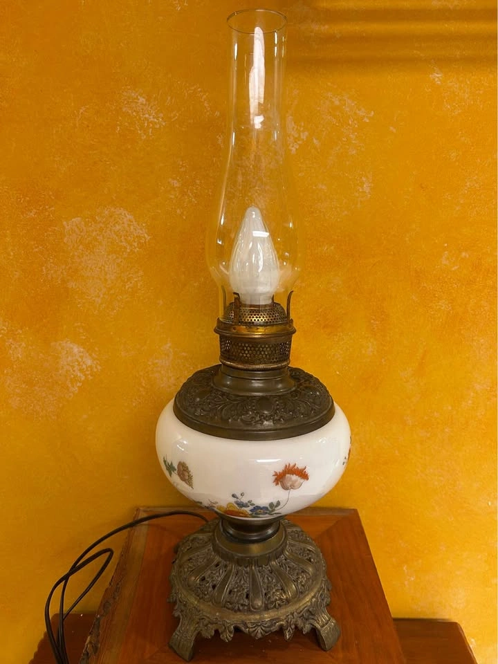Vintage Milk Glass Brass Lamp - photo 4