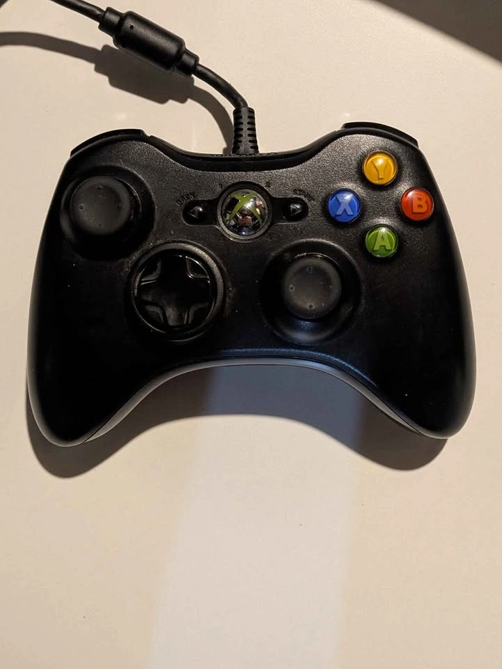 Xbox 360 Console, 3 Games, Wired Controller - photo 2