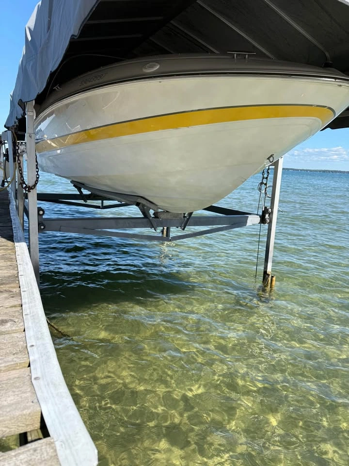Naylor 4600 Boat Lift and 24ft Canopy 110V - photo 4