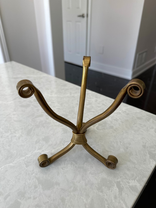 Vintage brass scrollwork three-legged stand - photo 3