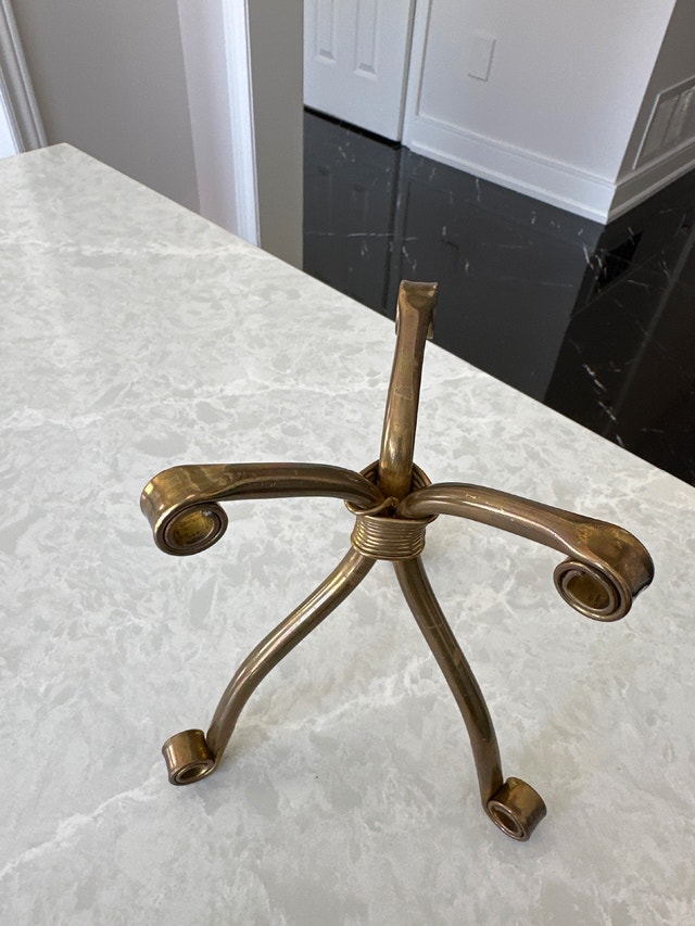 Vintage brass scrollwork three-legged stand - photo 4
