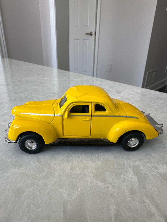 TootsieToy Hard Body die-cast model of a '40 Ford Coupe, 1/32