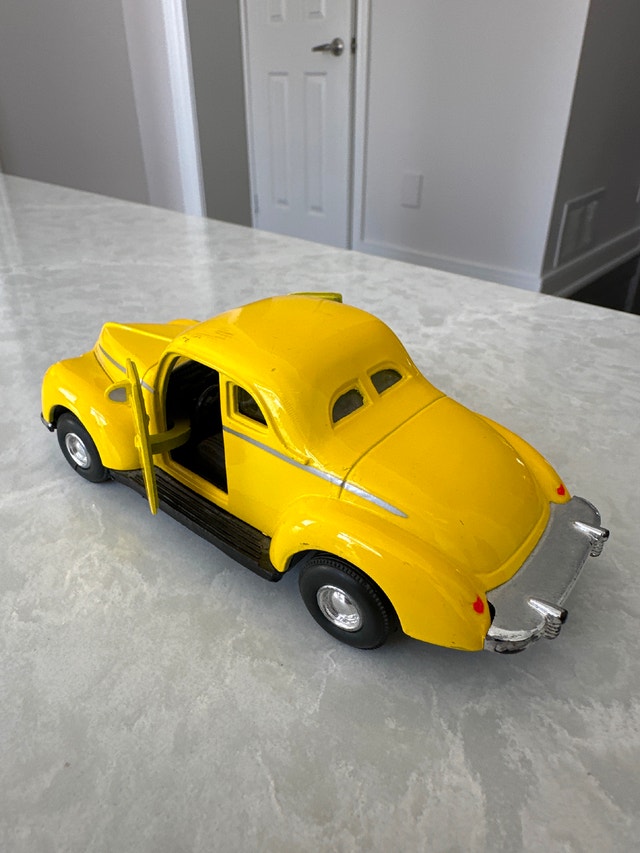 TootsieToy Hard Body die-cast model of a '40 Ford Coupe, 1/32 - photo 2