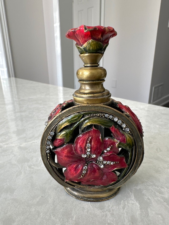 Swiss Arabian Layali Rouge perfume oil bottle
