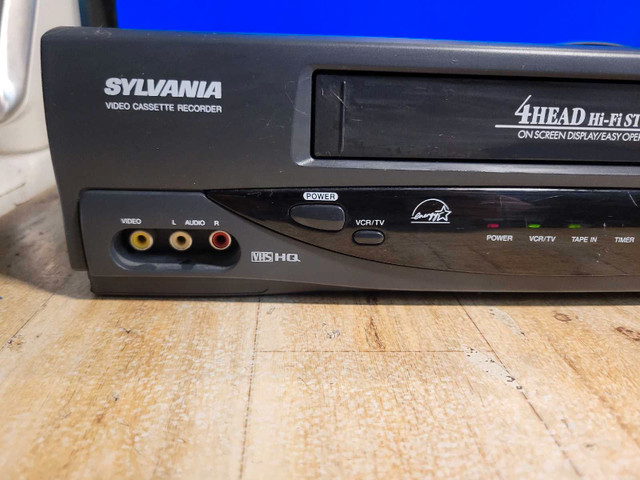 Sylvania VCR with Cogeco Universal Remote - photo 2