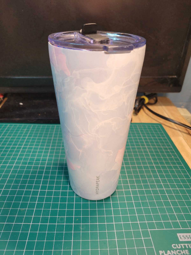 Hydrapeak tumbler like new with grest colors.