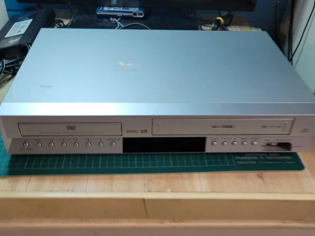 Toshiba DVD / VHS player ONLY DVD WORKS thumbnail