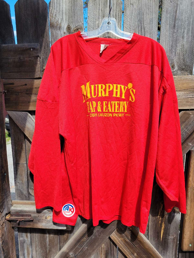 Vintage mens Hockey Jersey Murphy's Tap & Eatery. Size XL