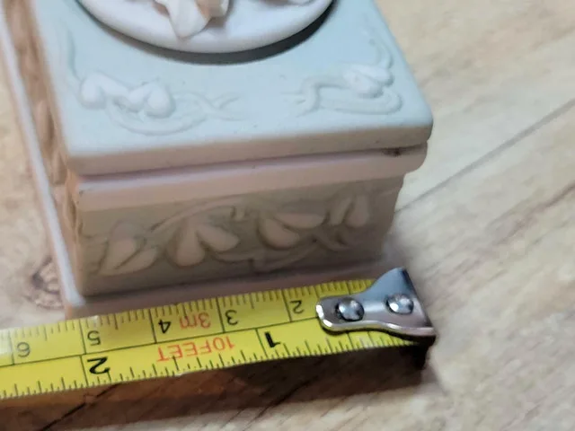 Vintage Capodimonte porcelain trinket box With Applied Roses. image indicator(6)