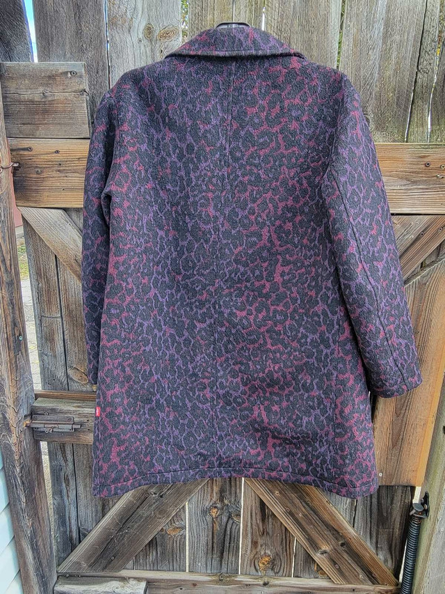 Ladies Levi's 3/4 length coat. Great color. Size extra small - photo 4