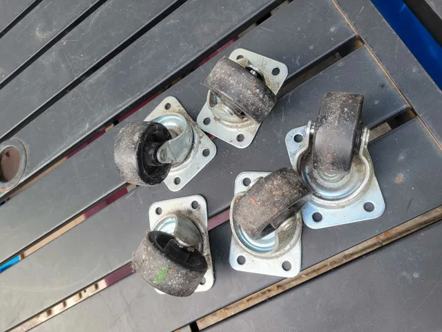 Swivell casters set of 5 in good shape . thumbnail