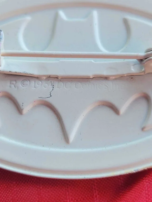 DC Comics Batman button / pin is in great shape like new image indicator(3)