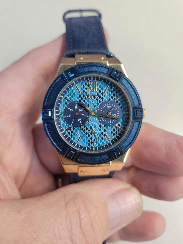 GUESS Ladies watch like new. Amazing color and design