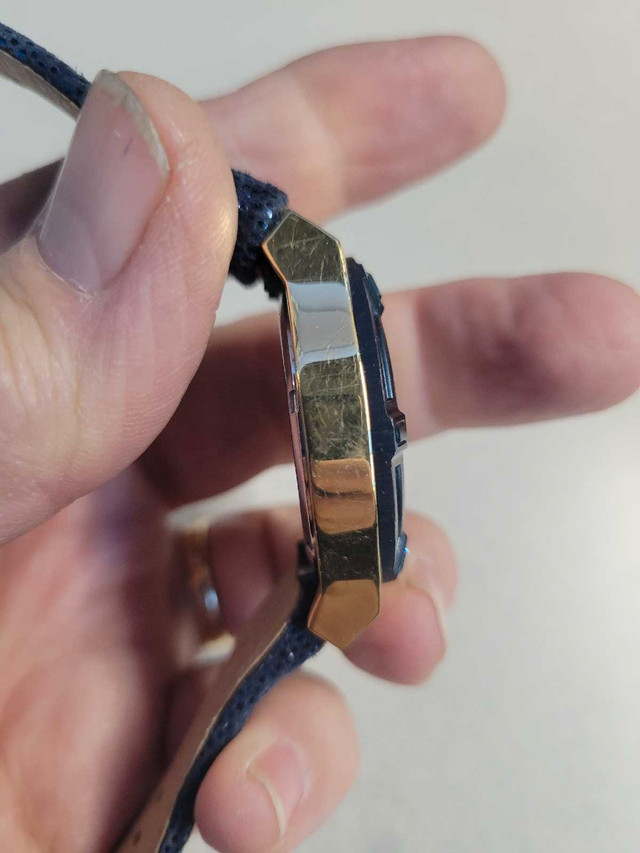 GUESS Ladies watch like new. Amazing color and design - photo 3