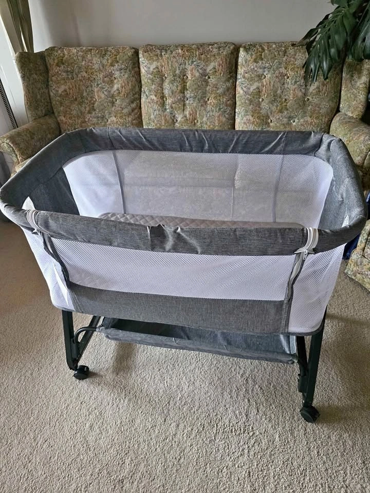 Bassinet / bedside sleeper for baby