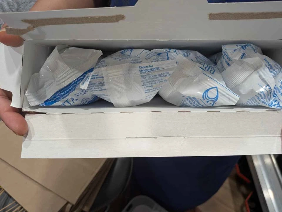 Brita water filter dispenser with 4 filter replacements - photo 3