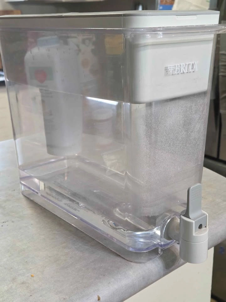 Brita water filter dispenser with 4 filter replacements - photo 4