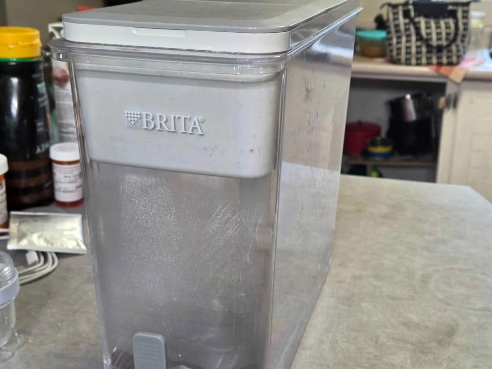 Brita water filter dispenser with 4 filter replacements - photo 5