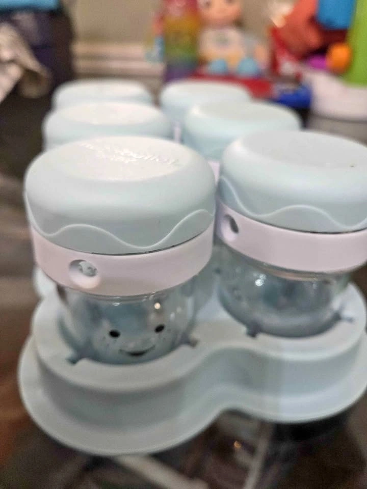 Baby food storage containers with tray